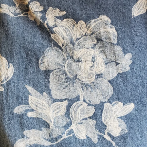 Chico's Soft Chambray 3/4 Rollup Sleeves Blue and White Floral Print Size Large - Picture 5 of 10